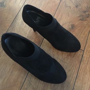 Almost brand-new black high-heeled sueded size 6