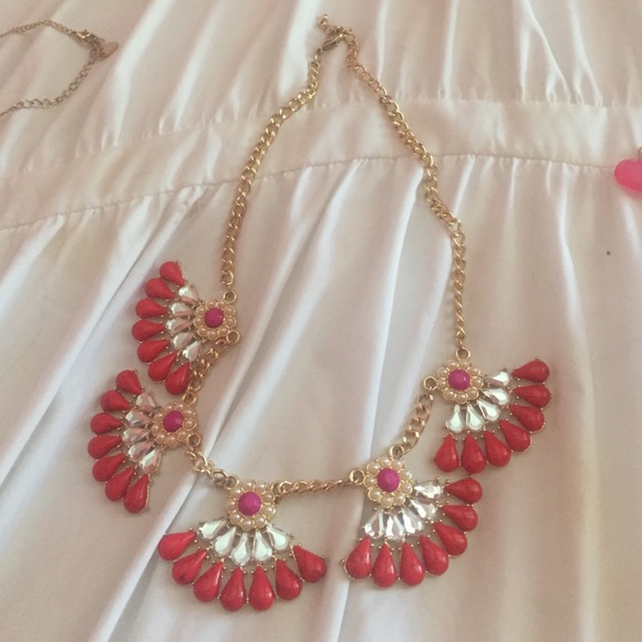 PRETTY STATMENT NECKLACE