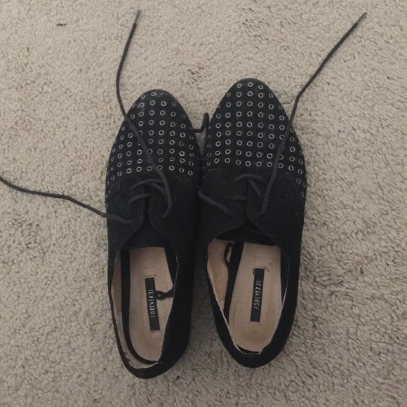 Flat black shoes
