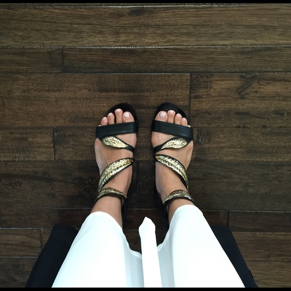 Leaf motif sandals - Picture 1 of 2