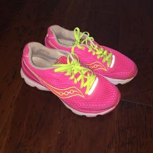 Saucony Womens 9.5 Tennis Shoes Neon Pink Green