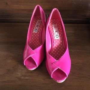 REDTOO hot pink patent peep toe wedges