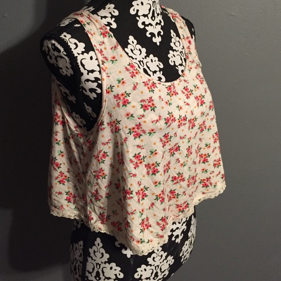 Floral crop top with lace trim NWOT