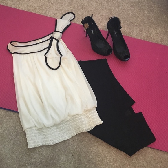 5 for $25! Elegant off white top with black detail.