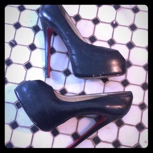 Dafodil black red bottoms