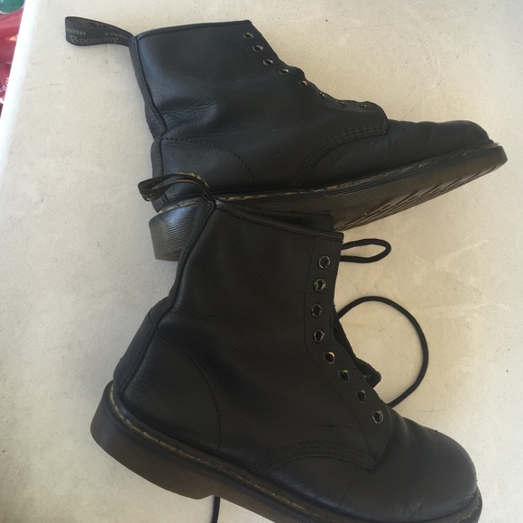 1460 Black docs size 8 US