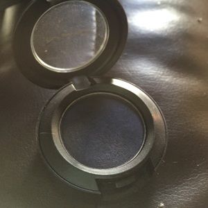 MAC eyeshadow contrast