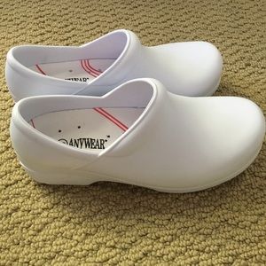 Nurse clogs size 8