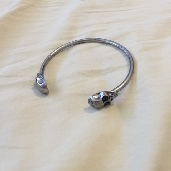 silver open skull bangle