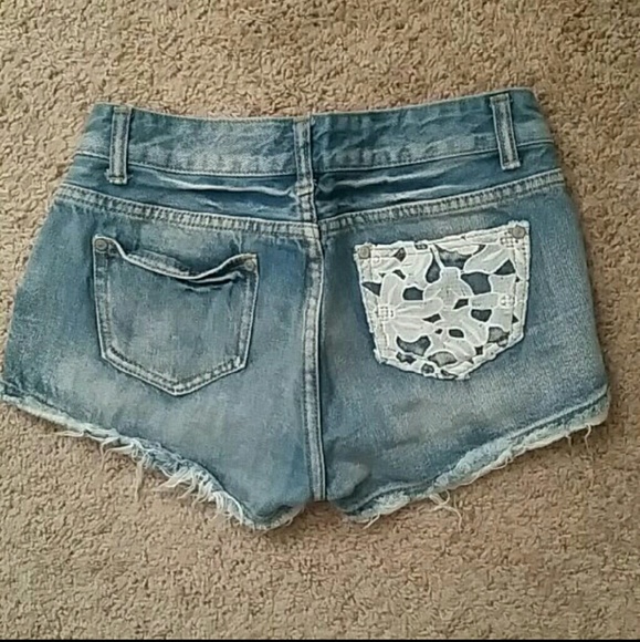 Distressed Jean Shorts with lace - Picture 2 of 3