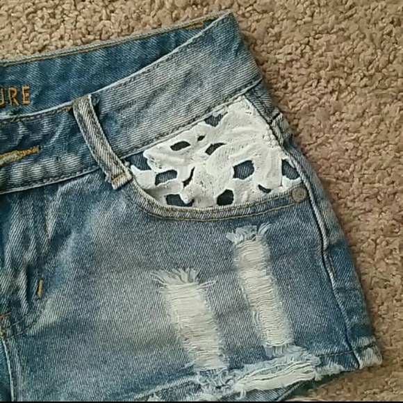 Distressed Jean Shorts with lace - Picture 3 of 3