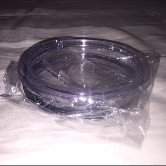 Yeti tumbler closing lid