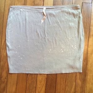 Beautiful tope sequin skirt. Form fitting.