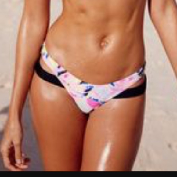 NWT size M Victoria's Secret strappy swim bottom