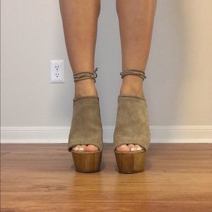 STEVE MADDEN tan wrap around wedges