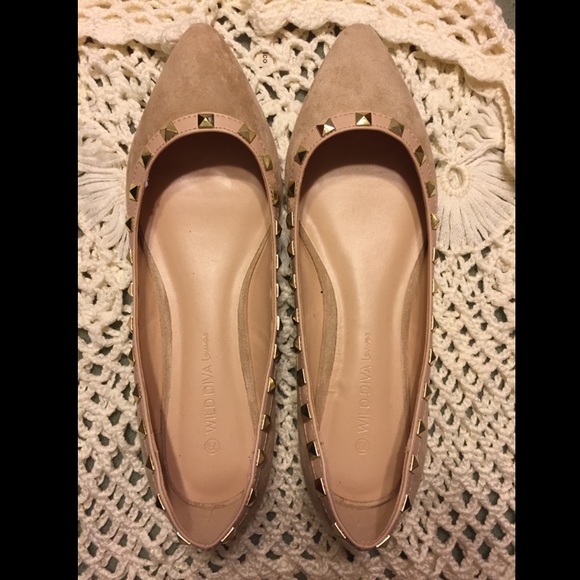 Wet seal studded flats