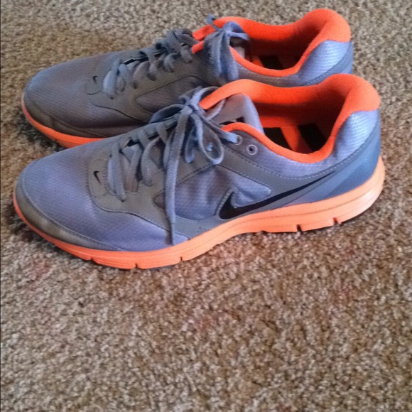 Mens Nike tennis shoes. Size 9 1/2 - Picture 2 of 2