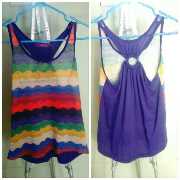 Knitted purple muscle shirt.