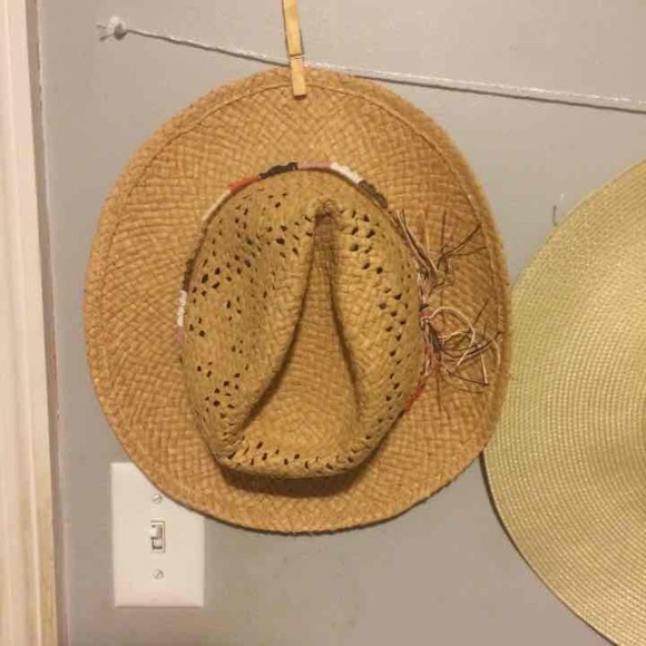 NEW beach hat with colorful yarn braid - Picture 1 of 3
