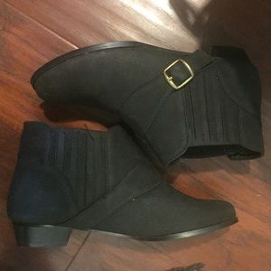 Black, flat motto booties.