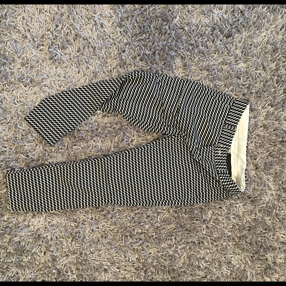 Banana Republic crop pant. Black white print.