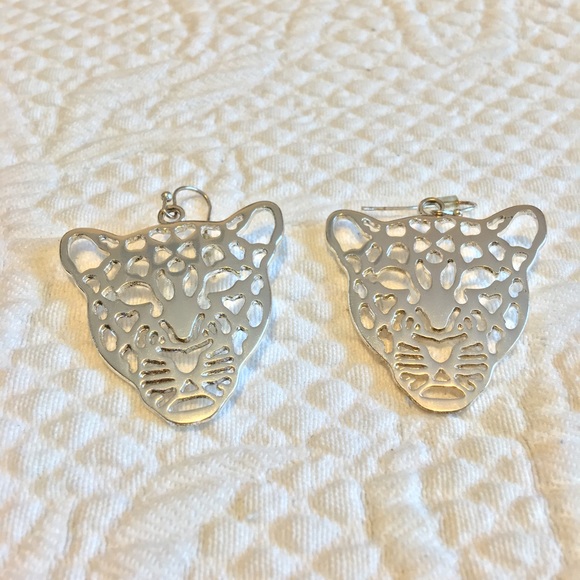 (SOLD) Forever 21 Animal Shaped Silver Earrings