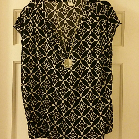 Old Navy Tops - OLD NAVY Super Cute V-neck Blouse Old Navy Tops - OLD NAVY Super Cute V-neck Blouse