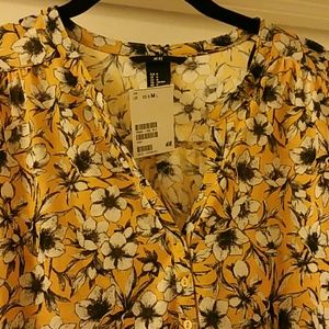 H&M Tops - H&M Gorgeous Fun Flowered Blouse H&M Tops - H&M Gorgeous Fun Flowered Blouse