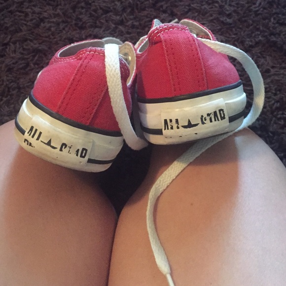 Red converse - Picture 2 of 3