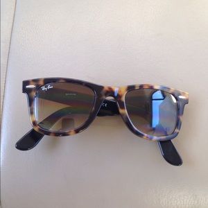 Ray-Ban wayfarer in tortoise