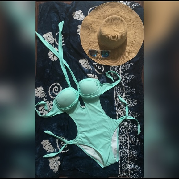 Adorable teal one piece swimsuit 👙