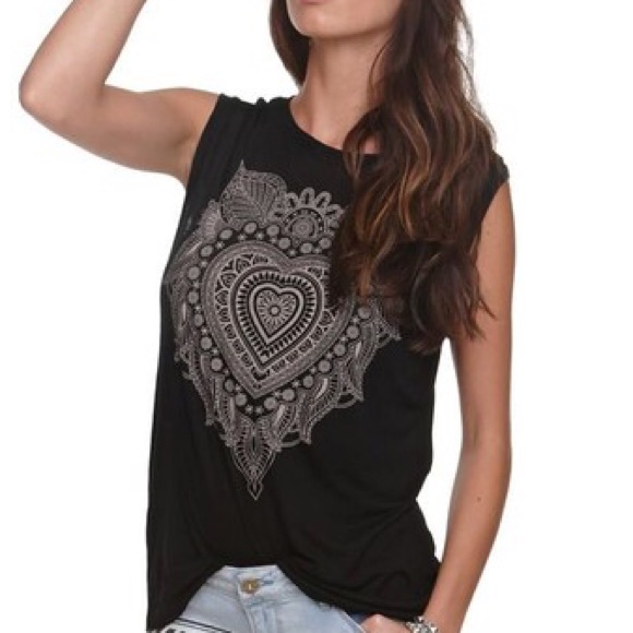 Henna heart muscle tee - Picture 1 of 4