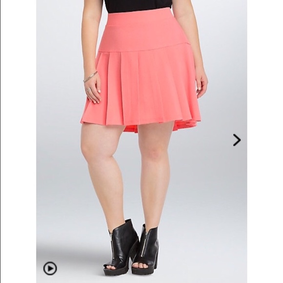 SUPER CUTE TORRID PLEATED SKIRT SIZE 18 NWT