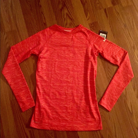 Ladies Long sleeve Nike therma fit *nwt
