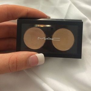 Mac concealer in shade NW20/NC25