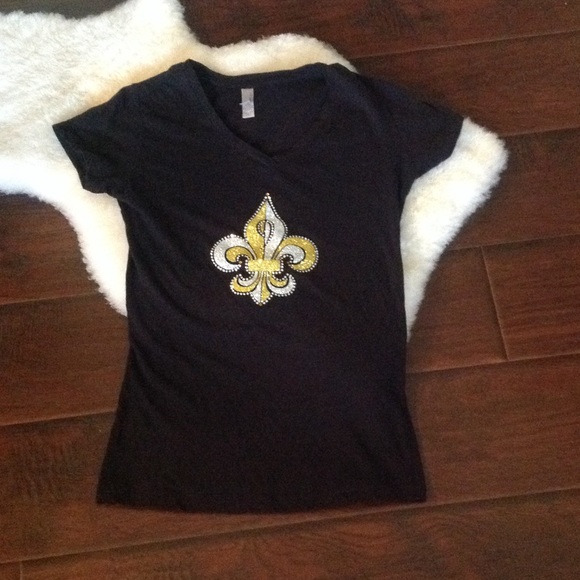 V neck fleur de lis tee