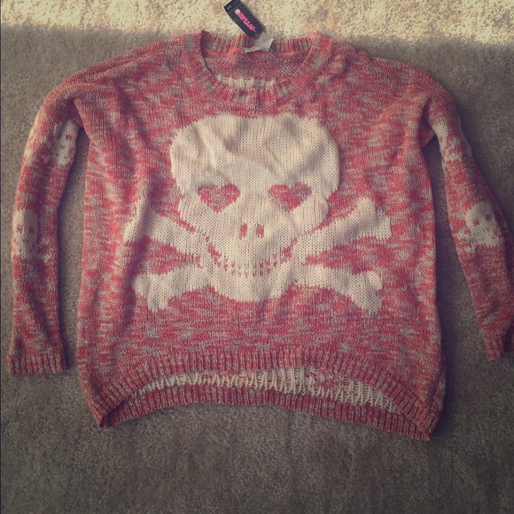Fade red and white skull knit crew neck sweater