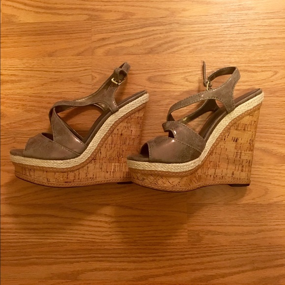 Cute cork / bronze wedges for summer!!