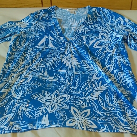 Sparkling V neck shirt w/3/4 sleeves that roll up