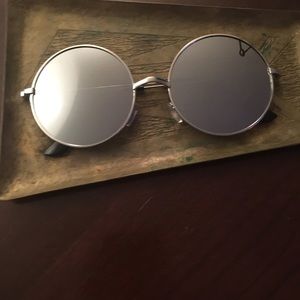 Amazing super flat silver round mirror!!💕👓🌞🎉
