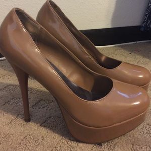 Nude pumps