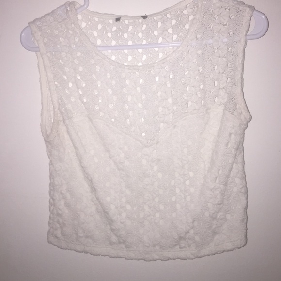 White sleeveless crop top