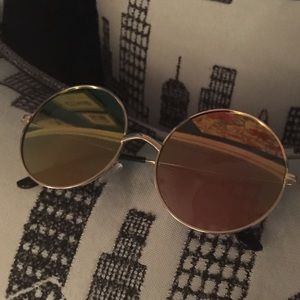 Amazing mirrored round Sunglasses!! Super cute!😘