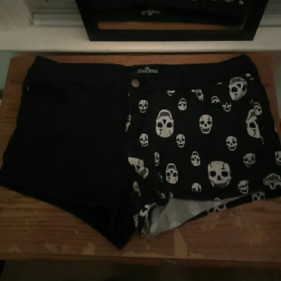 Half skull half black short