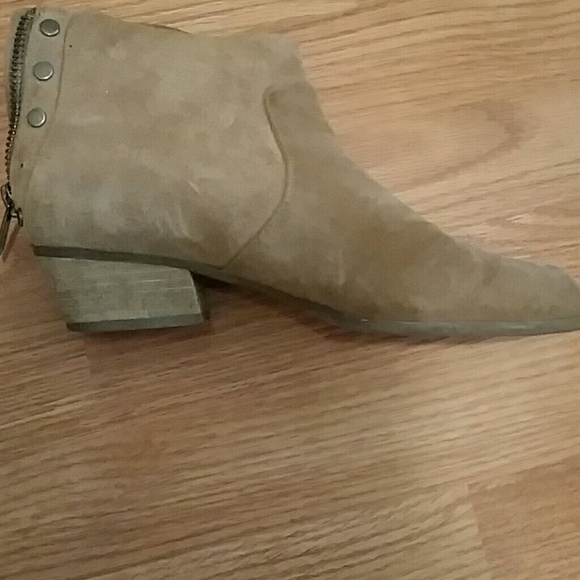 VINCE CAMUTO boots - Picture 4 of 4