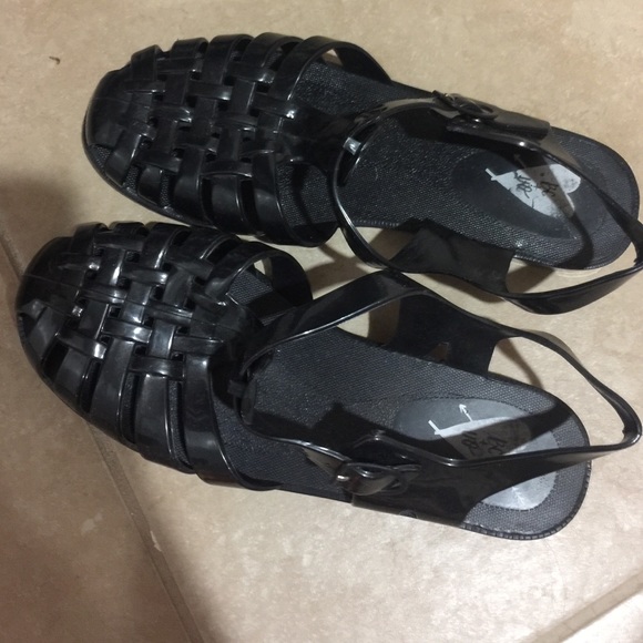 Black jelly sandals