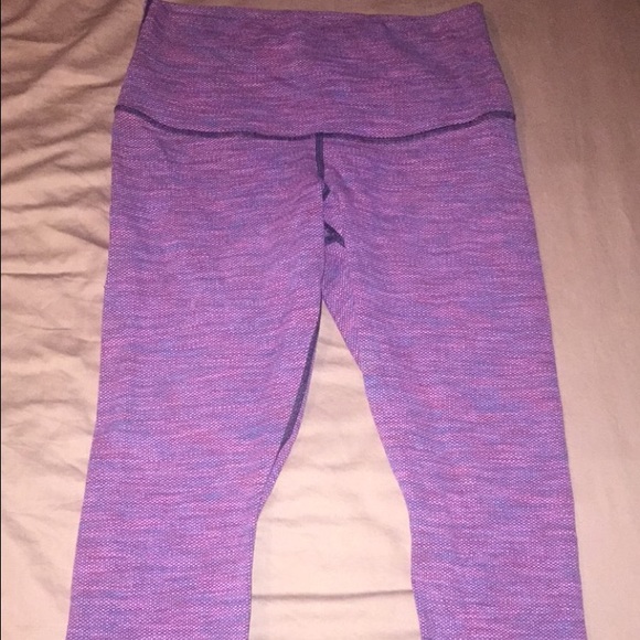 Size 8 Lululemon wonder crop pants.