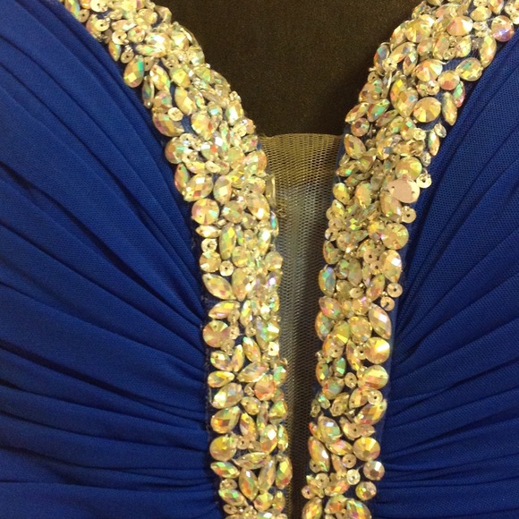 Elegant Formal/Prom Dress - Picture 2 of 6