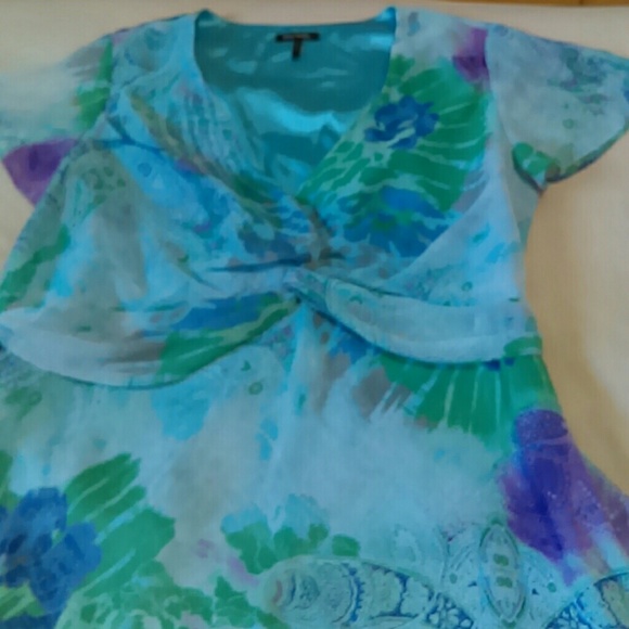 Stunning multi colored V neck with tulip sleeves.