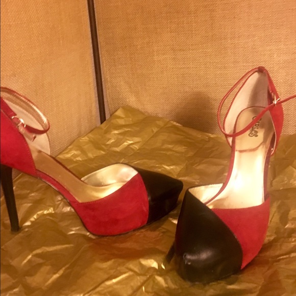 Carlos Santana Capelli Red & Black Leather Pumps